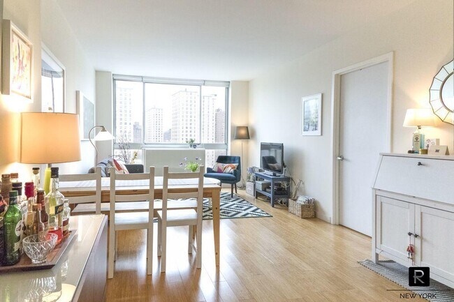 Foto del edificio - 310 East 2nd Street