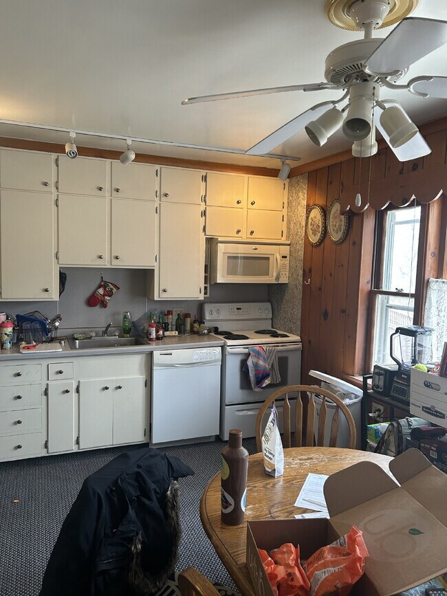 Foto del edificio - 3 bedroom 1 bath Apartment Available June 1st!! Massive bedrooms and a 5 minute walk to campus.
