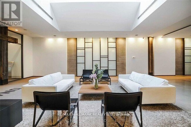 Building Photo - 1030 King St W