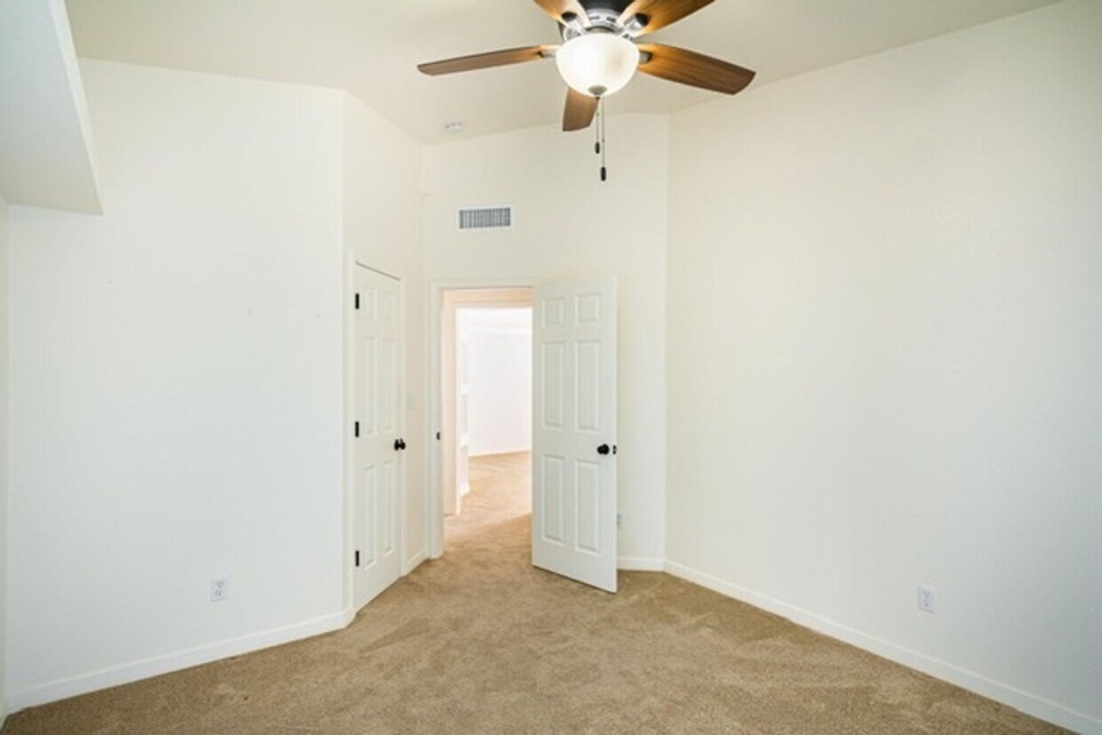 Foto principal - Just in time for the holidays, offering ha...