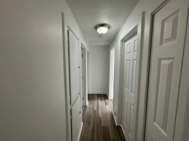 Building Photo - Renovated 5 Bed, 2 Bath Rancher w/ a Shop ...