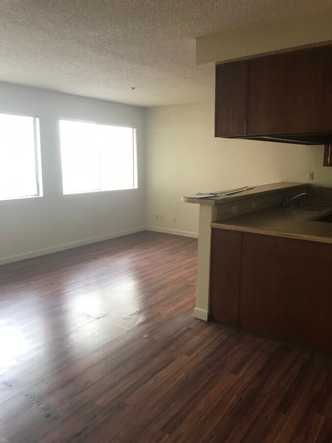 Foto del edificio - 4063 W 130th St