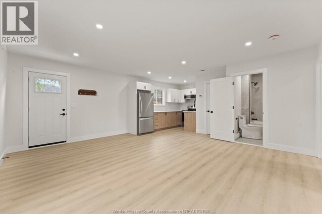 Building Photo - 557 Elinor St