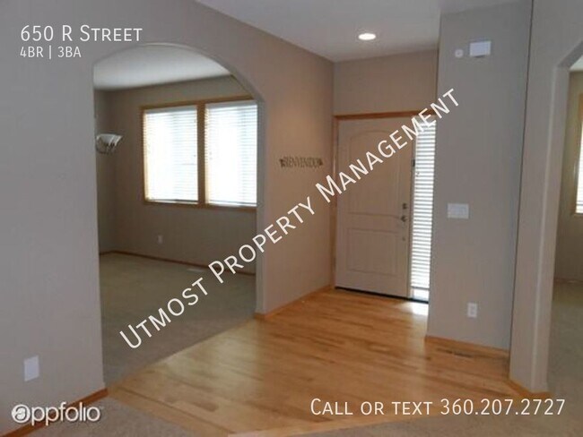 Building Photo - Spacious 4BD Executive Ranch Home