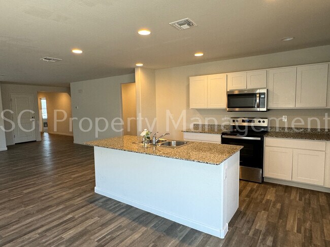 Building Photo - Spacious home ready for your move in