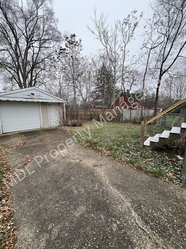 Building Photo - 3 bed Home with Garage- Available Now!