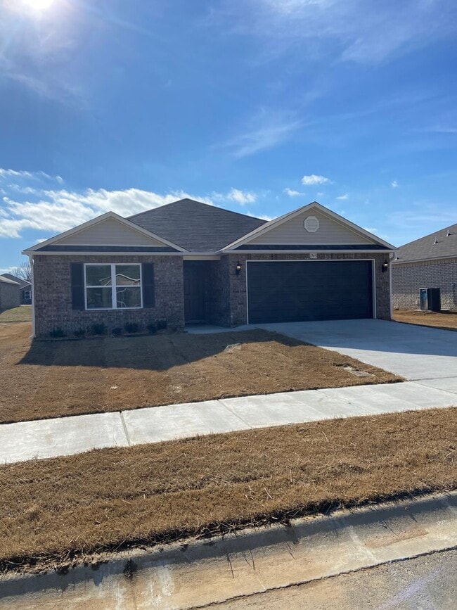 Building Photo - Three Bedroom | Two Bathroom Home in Conra...