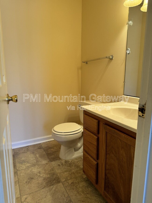 Building Photo - 82 Primrose Dr