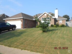 Building Photo - 602 SW Maidstone Ave