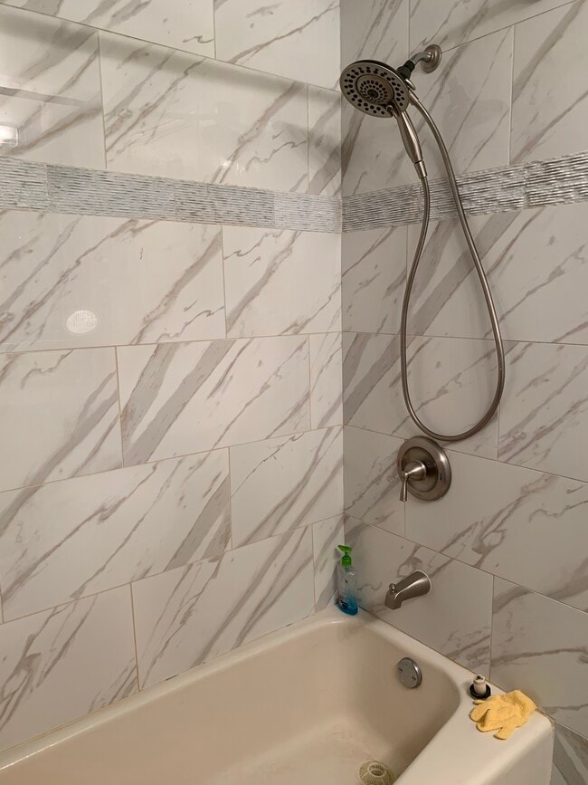 master bath - 5713 Brewer House Cir