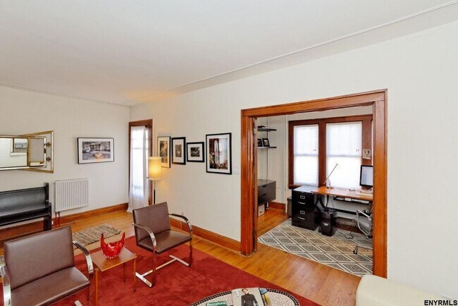 Foto del edificio - 42 Pinewood Ave