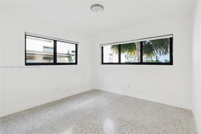 Foto del edificio - 8020 Crespi Blvd