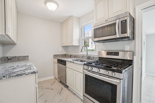 Foto del edificio - Semi Detached Home in Riggs Park!