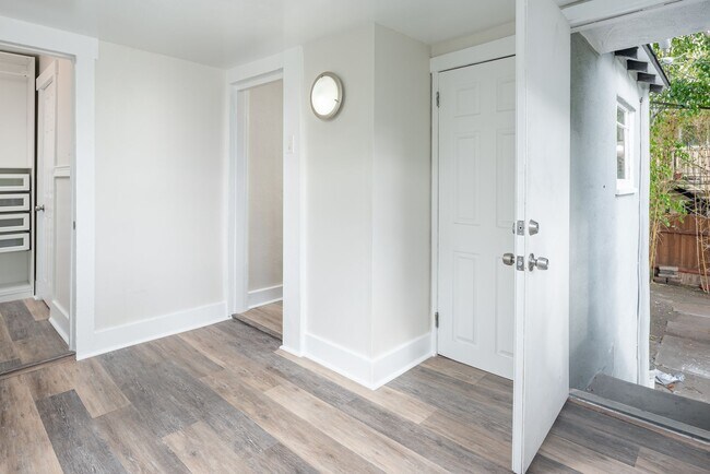Building Photo - Beautiful Remodel in South Park!