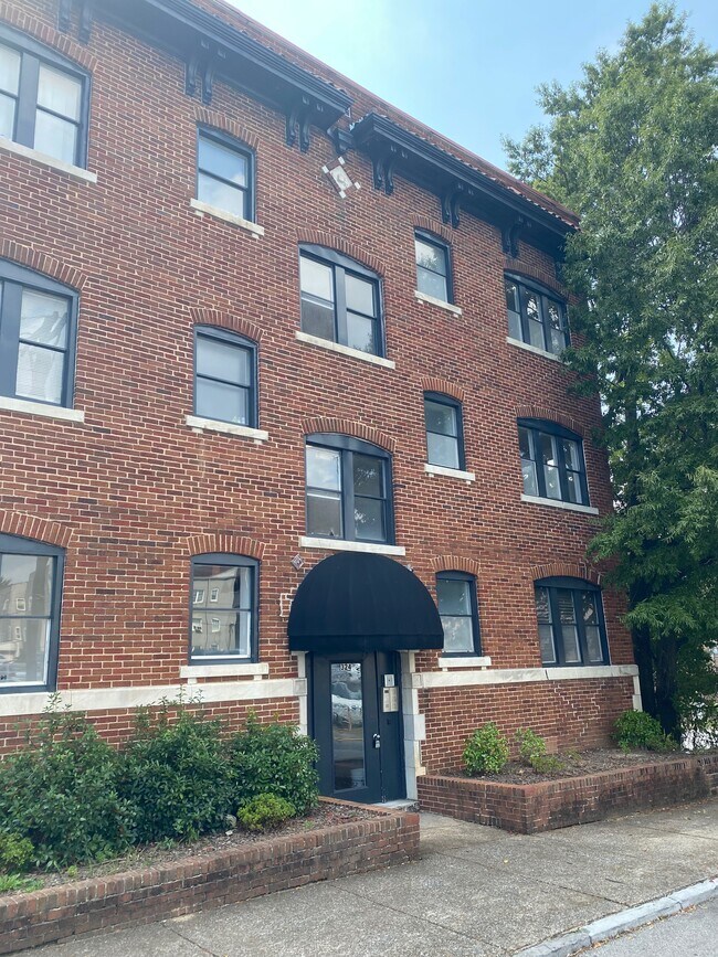 Building Photo - 324 E 8th St