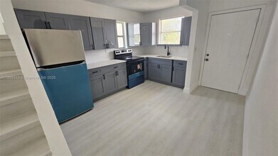 Building Photo - 1000 W 28th St