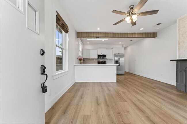 Foto del edificio - 3 Bedroom 2 Bath Duplex For Rent in Historic Downtown Clarksville!