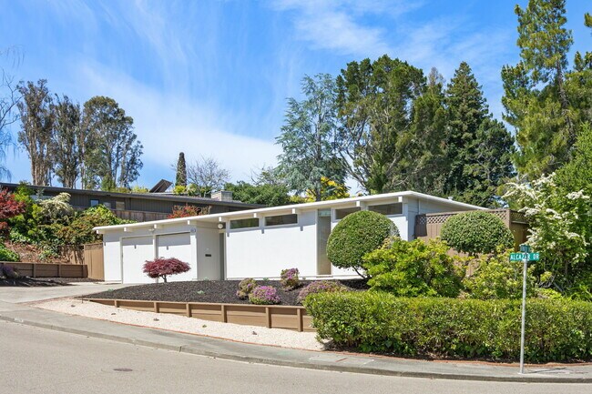 Building Photo - 3008 Alcazar Dr