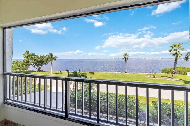 Building Photo - 1500 Park Beach Cir