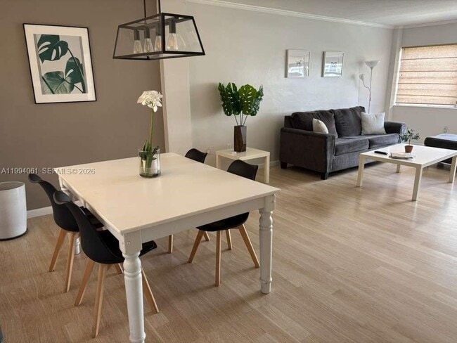 Foto del edificio - 220 Kings Point Dr