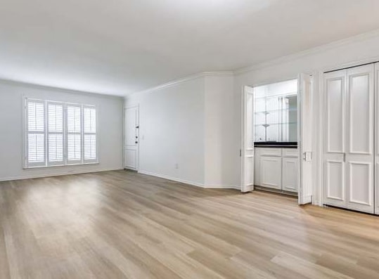 Building Photo - 700 Hildebrand-463.1