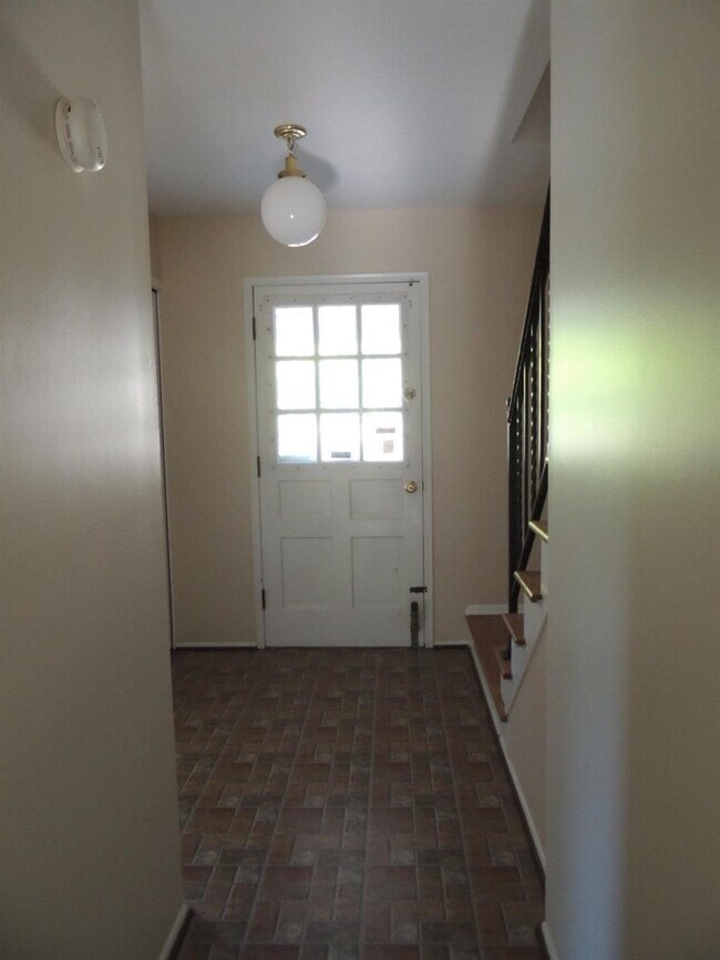 Building Photo - 2098 Yorktown Dr