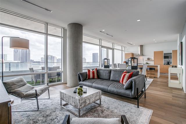 Foto del edificio - 2430 Victory Park Ln