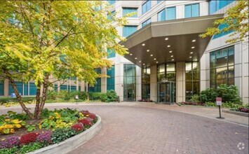 Building Photo - 400 N La Salle Dr