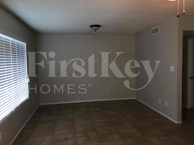 Building Photo - 5520 W Golden Ln