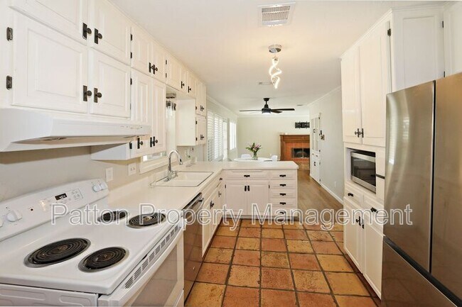Foto del edificio - 2221 Crockett St