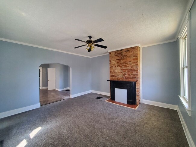 Building Photo - Spacious 3 Bedroom 1.5 Bath House in Price...