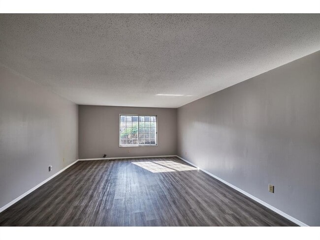 Building Photo - 922 Hoover Village Dr