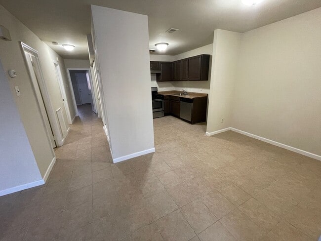 Building Photo - 2 BED 1 BATH 1ST FLOOR APARTMENT