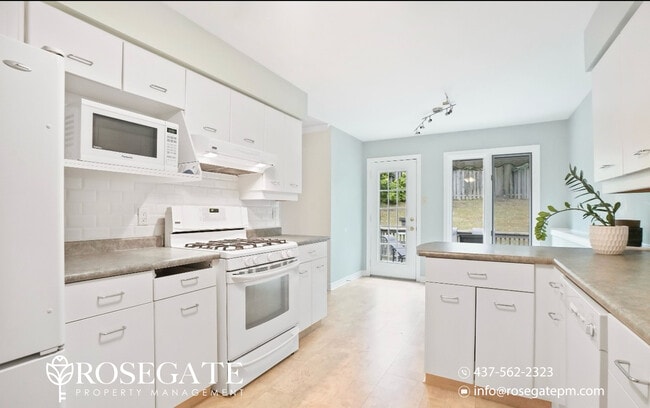 Building Photo - Spacious 5-Bedroom Home with Balcony & Hug...
