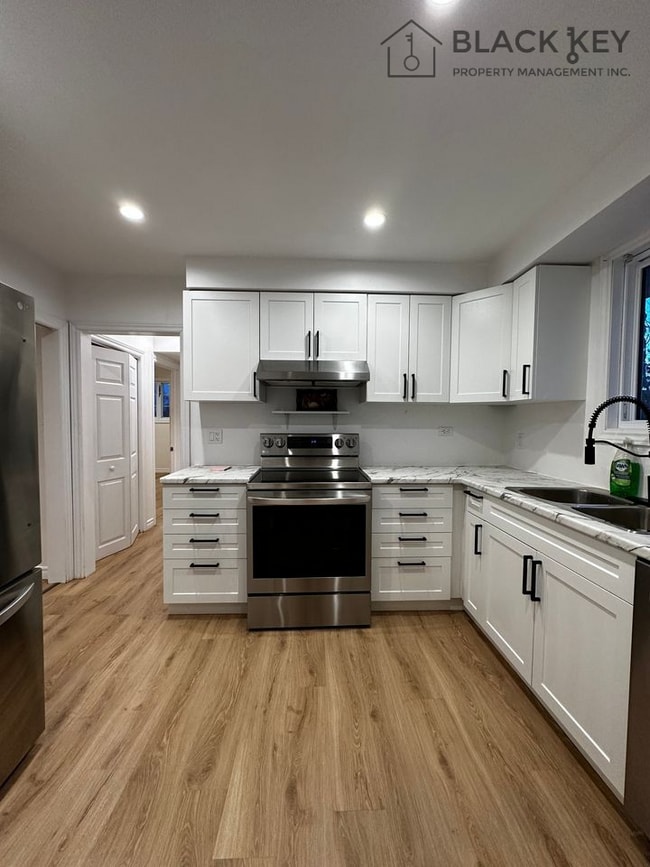 Building Photo - 246 Wellington St