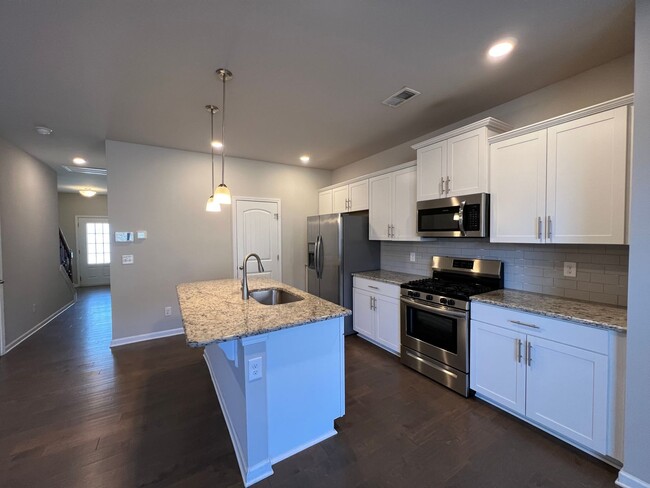 Building Photo - Beautiful 3 Bedroom, 2.5 Bath Townhome in ...