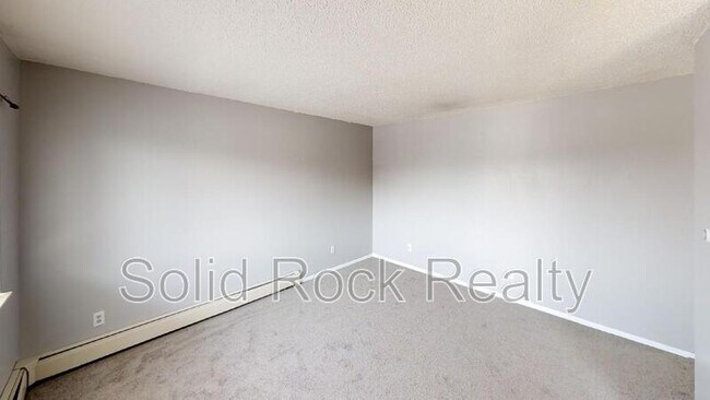 Building Photo - 325 Bonnie Ct