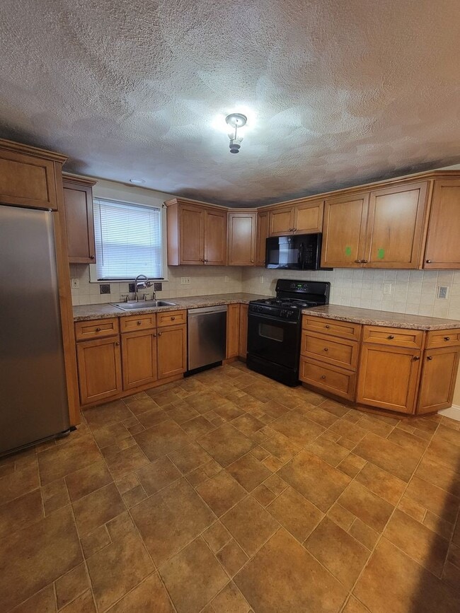 Building Photo - 4 Bedroom Single Family House Available Now!