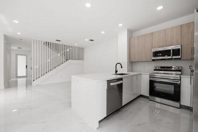 Foto del edificio - 1355 NW 42nd St