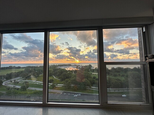 Foto del edificio - 4250 N Marine Dr