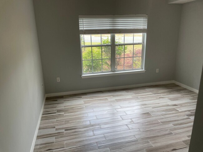 Building Photo - Newly Remodeled 2B/2B Apartment in the Hea...