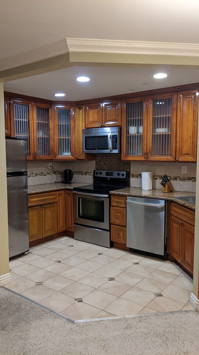 Fully equipped kitchen - 999 W Evelyn Ter