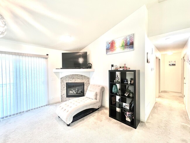 Building Photo - SW Home with great floorplan and private b...