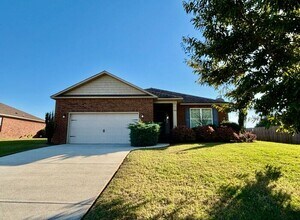 Building Photo - 102 Silvermoon Ln