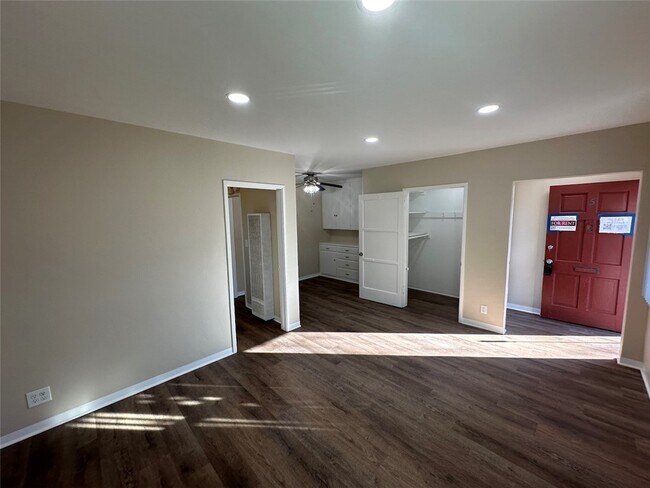 Building Photo - 901 N San Gabriel Ave