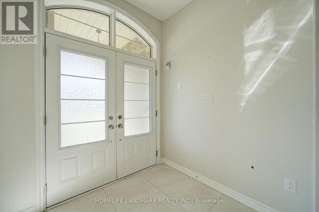 Building Photo - 18 Kenneth Ross Bnd
