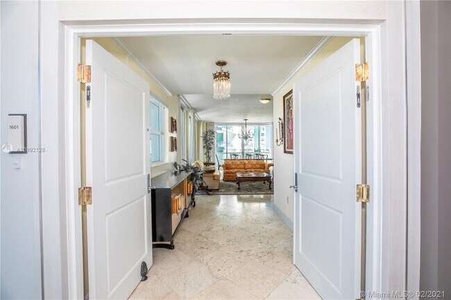 Building Photo - 2645 S Bayshore Dr
