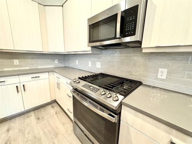 Foto del edificio - 401 W 25th St