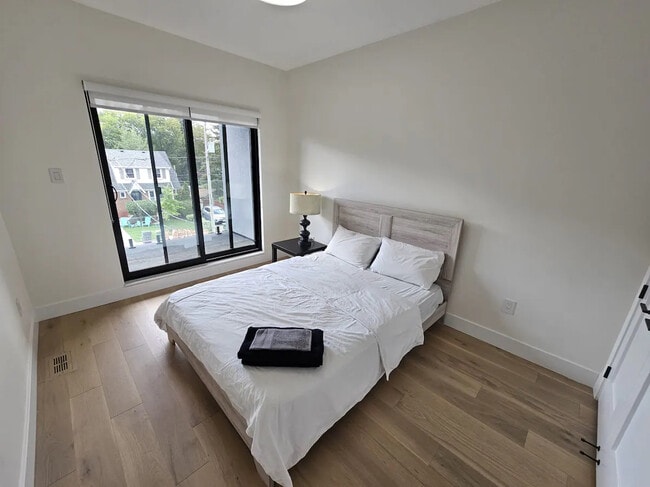 Building Photo - 2 Holmstead Av