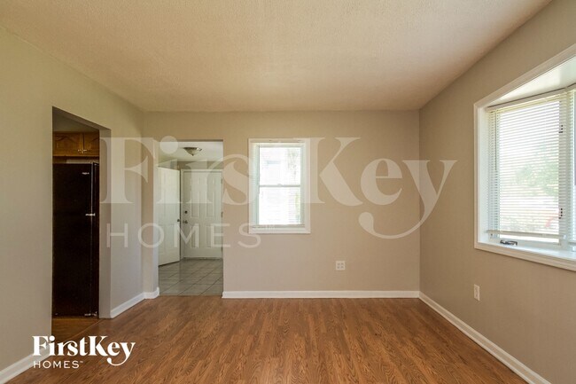 Foto del edificio - 201 W 10th St